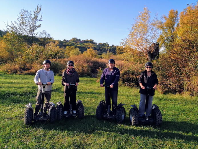 Groupe de pratiquants en Gyropode face à la montagne