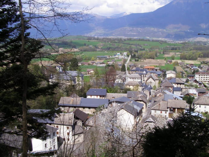 UNE VUE DU VILLAGE DE CHAMOUX ET DE LA PROCHE CAMPAGNE.