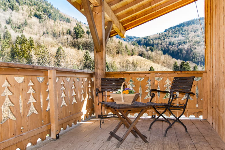 Terrasse abritée avec salon de jardin.