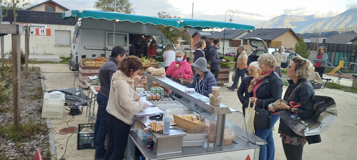 Petit marché mensuel de producteurs locaux, Cruet