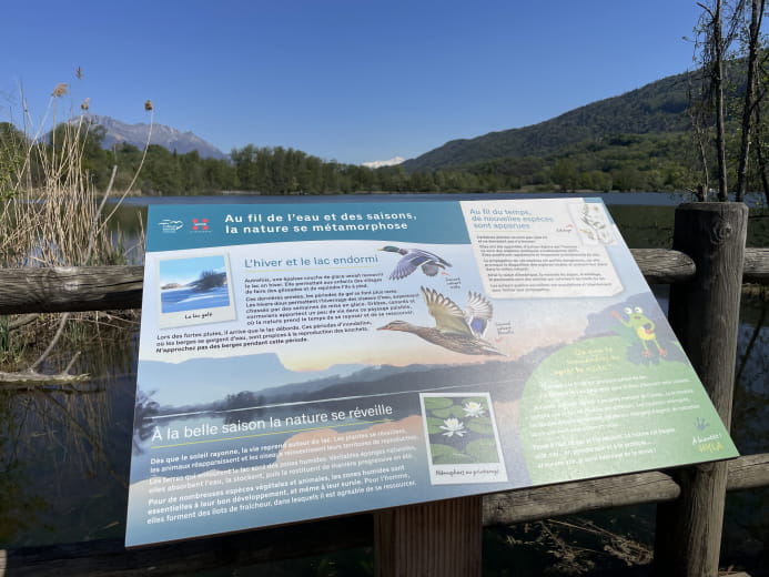 Panneau d'information au bord de l'eau